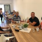 Personen beim AfterWork im WohnCafé am 11.08.2022